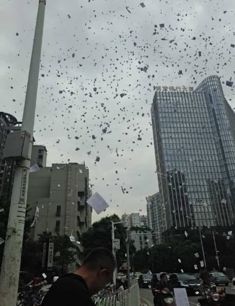 5月11日上午,江汉区江汉北路IFC国际金融大厦41楼,一男子将5000张小广告扔下,引发广泛关注。