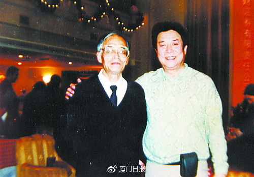 钟立民和《鼓浪屿之波》首唱者李光羲合影。