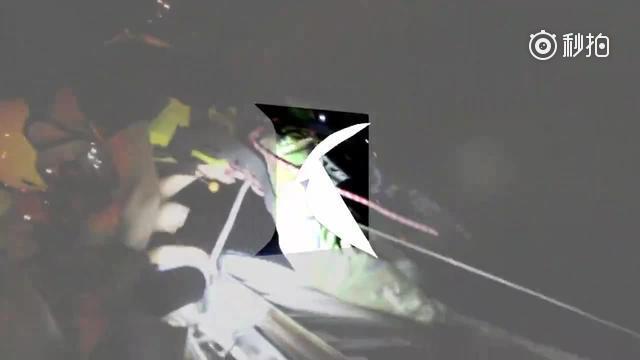 她跳河轻生未果被困礁石 因