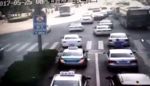 老人骑电动车闯红灯被撞身亡