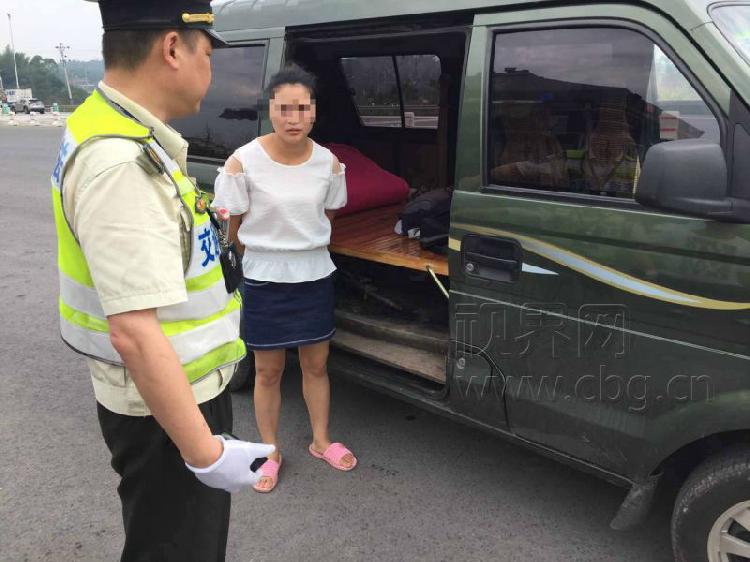 脑洞大!夫妻端午自驾 面包车塞凉床秒变房车_新浪重庆_新浪网