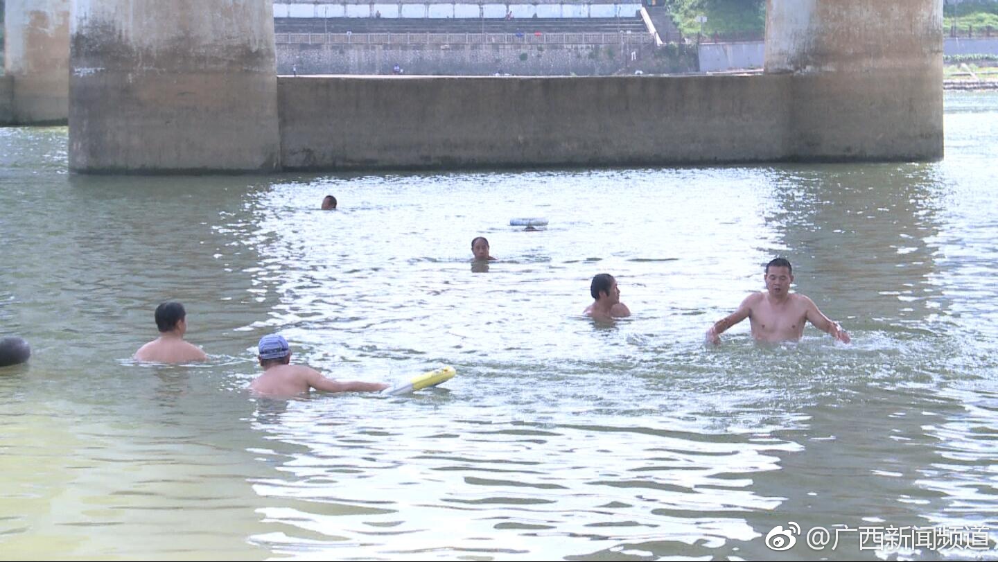 南宁:4名青少年江边戏水 1女孩溺水失踪