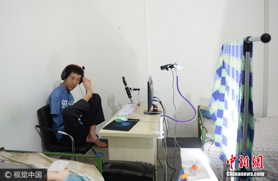 90后残疾小伙直播用脚写字 双脚打游戏成游戏