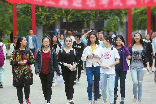 6月6日下午,在山师附中考点,看完考场的考生们轻松走出考场。 记者黄中明 摄