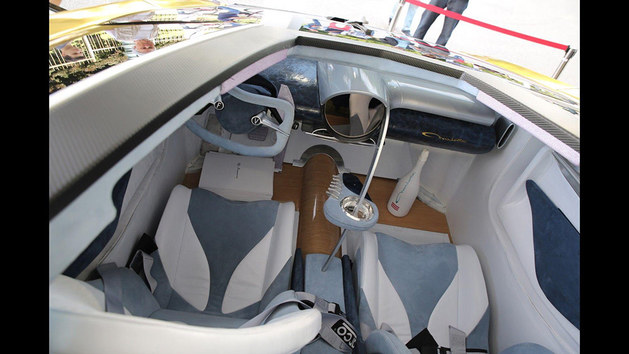 夏洛特跑车——一辆可以在车内养鱼的超跑