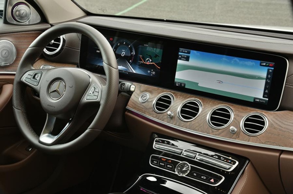 2017款梅赛德斯-奔驰E级轿车的仪表与车载娱乐信息系统已经开始有融合交互 2017款梅赛德斯-奔驰E级轿车的仪表与车载娱乐信息系统已经开始有融合交互