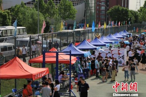 2017年6月10日,清华大学、北京大学、北京建筑大学等近60所北京地区本科高校举行高招咨询现场会。 杜燕 摄