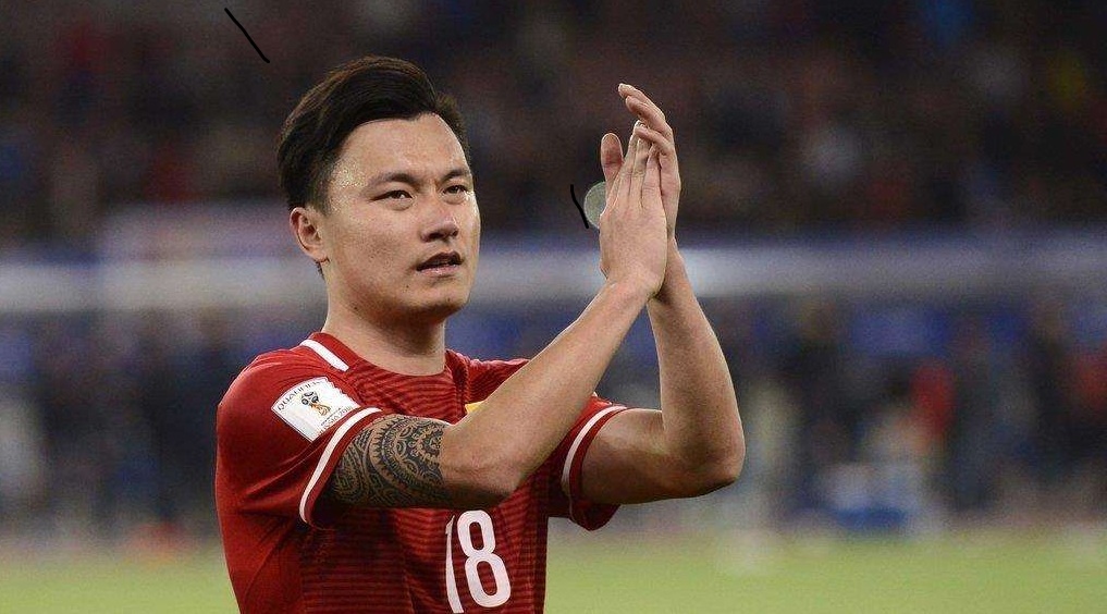 作何感想？斯波的房子付之一炬 他被拍到站在自家门外