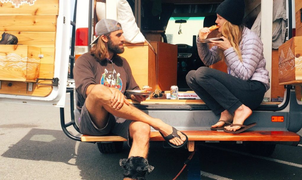 嫌房价太贵 这对美国小情侣用面包车改了一个家