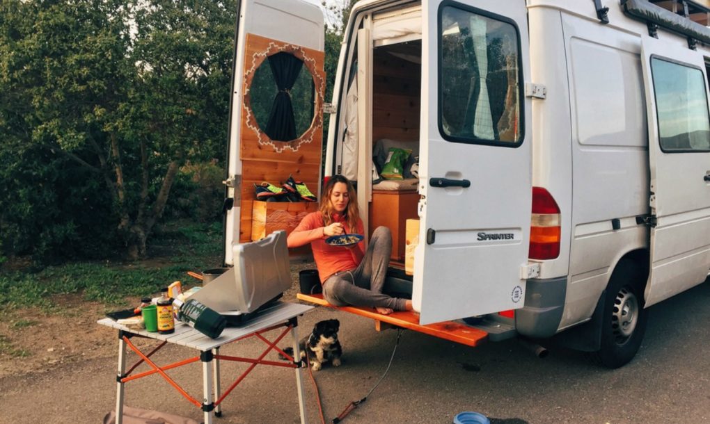 嫌房价太贵 这对美国小情侣用面包车改了一个家