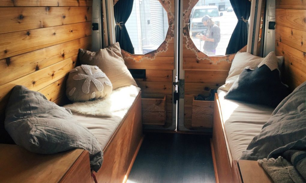 嫌房价太贵 这对美国小情侣用面包车改了一个家