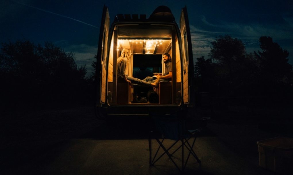 嫌房价太贵 这对美国小情侣用面包车改了一个家