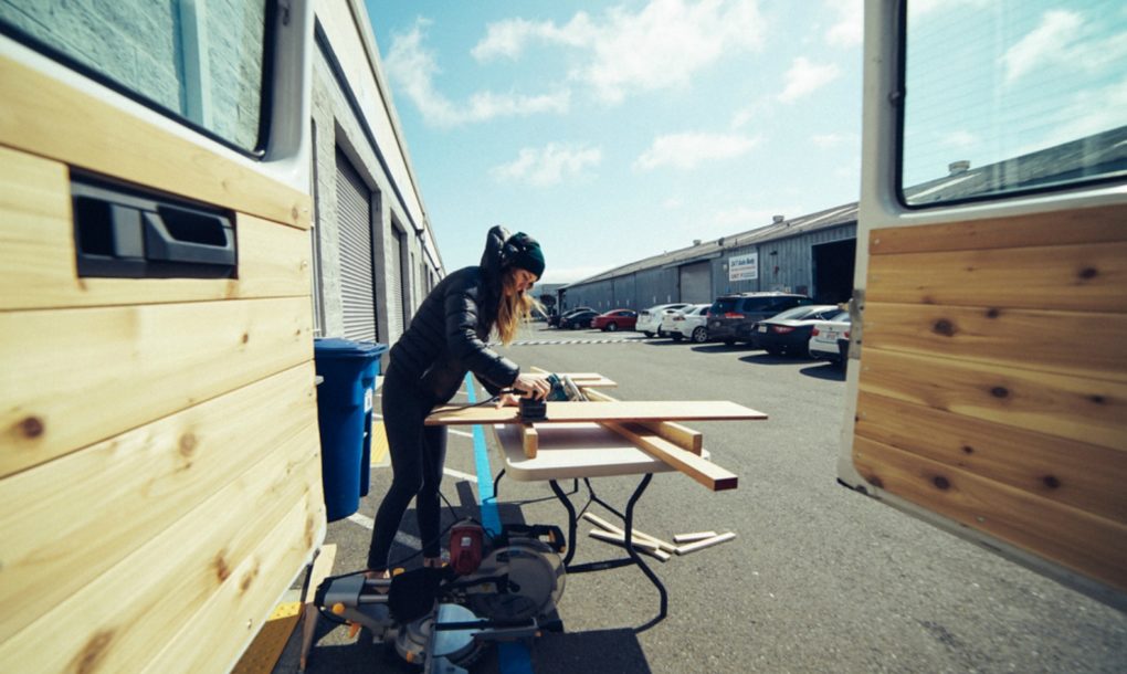 嫌房价太贵 这对美国小情侣用面包车改了一个家