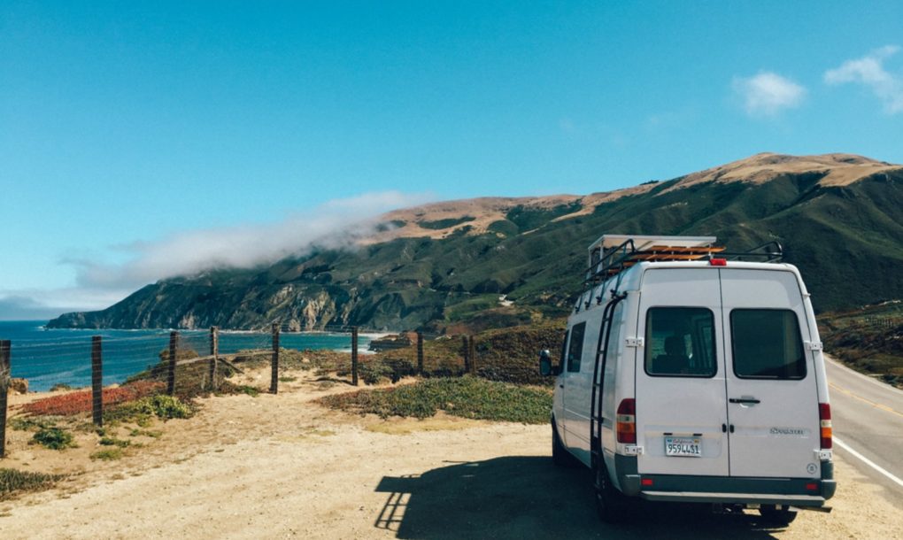 嫌房价太贵 这对美国小情侣用面包车改了一个家