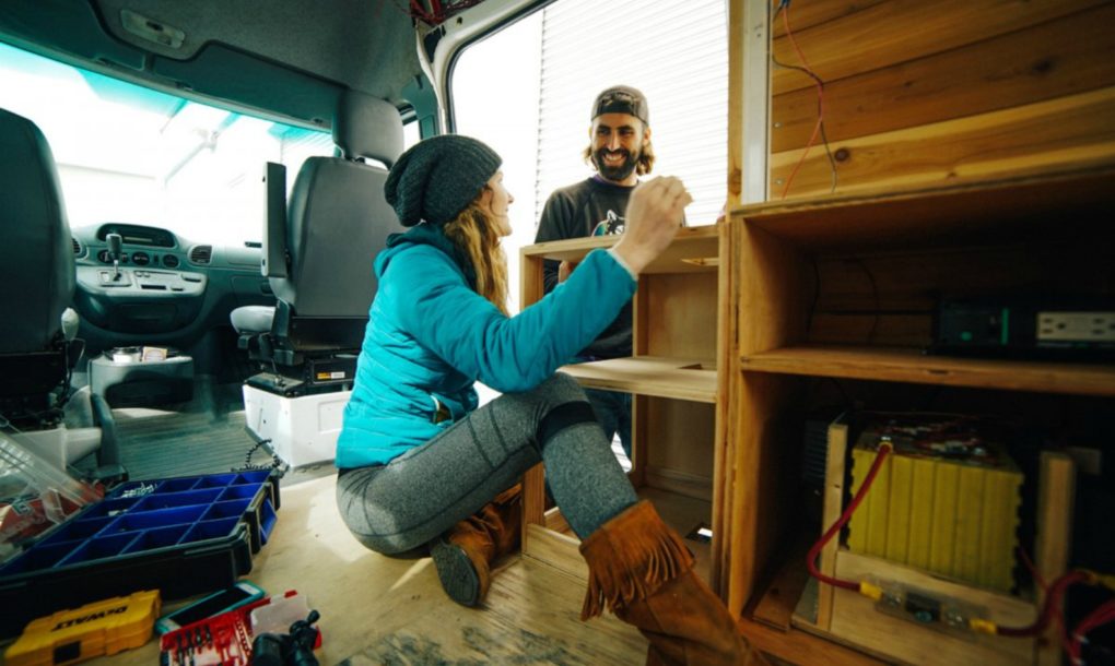 嫌房价太贵 这对美国小情侣用面包车改了一个家