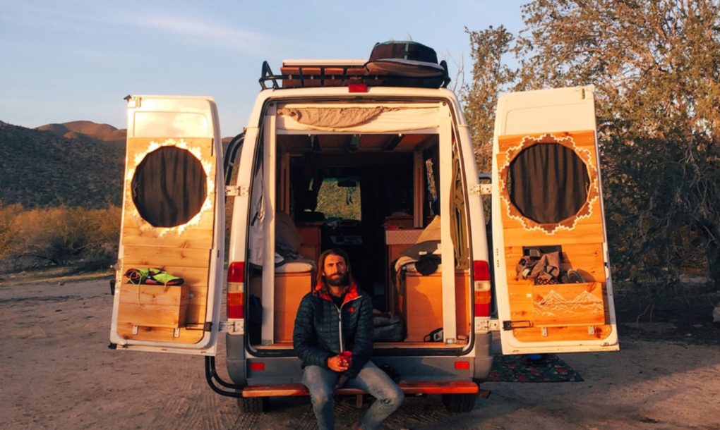 嫌房价太贵 这对美国小情侣用面包车改了一个家