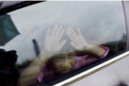 汽车这个不起眼的小孔 不勤检查没准要命