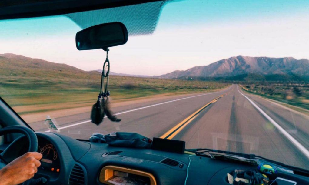 嫌房价太贵 这对美国小情侣用面包车改了一个家