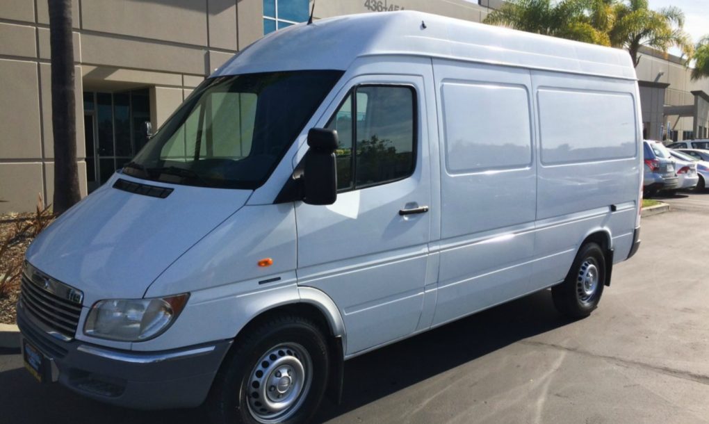 嫌房价太贵 这对美国小情侣用面包车改了一个家