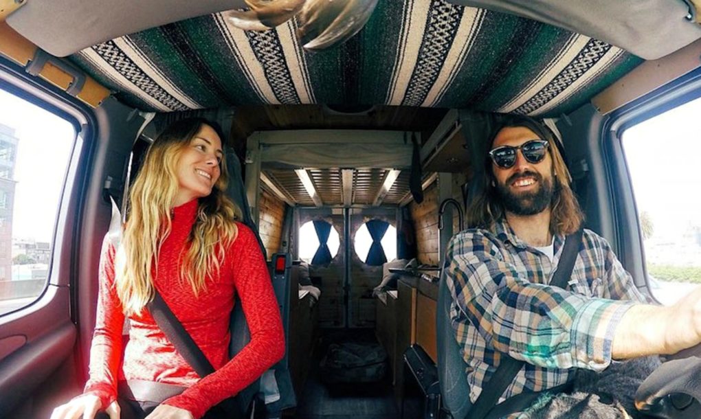 嫌房价太贵 这对美国小情侣用面包车改了一个家