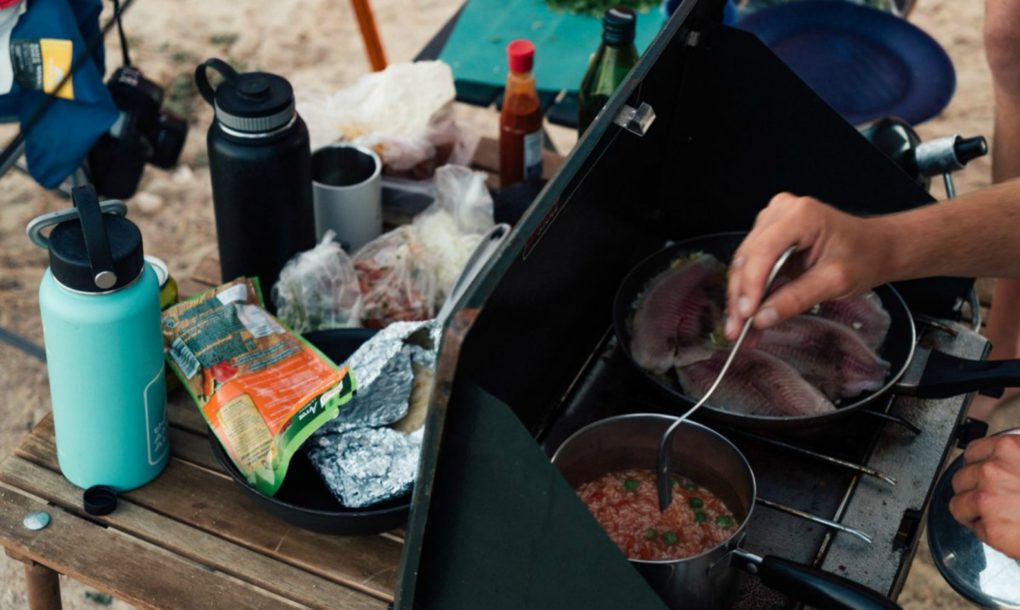 嫌房价太贵 这对美国小情侣用面包车改了一个家