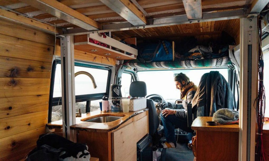 嫌房价太贵 这对美国小情侣用面包车改了一个家