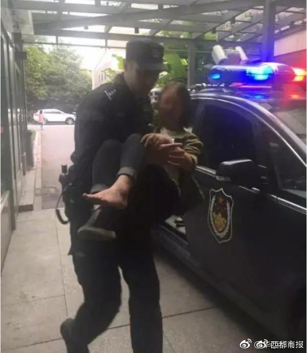 女孩脚受伤男友吓懵 长腿特警一把抱起送医院
