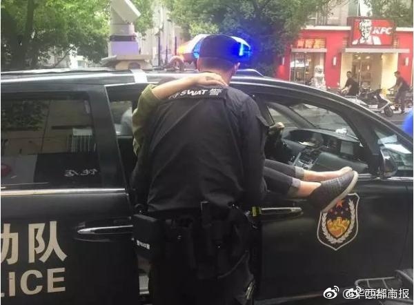 女孩脚受伤男友吓懵 长腿特警一把抱起送医院
