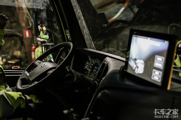 工人替代司机?沃尔沃展示未来自动驾驶