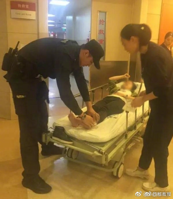 女孩脚受伤男友吓懵 长腿特警一把抱起送医院