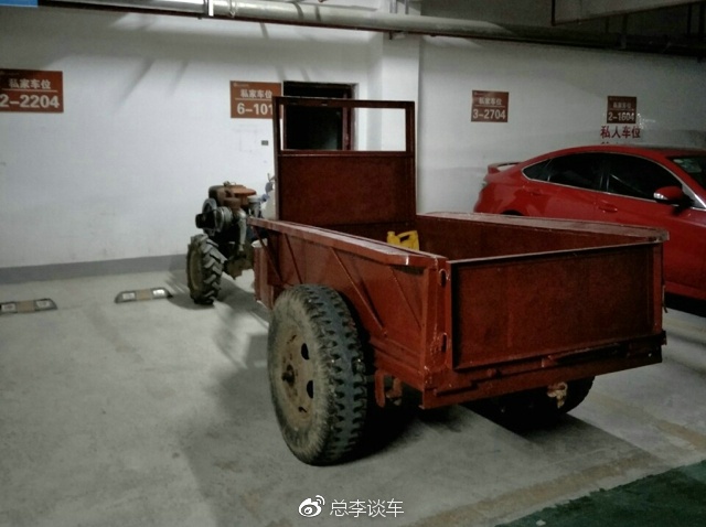 天上下着小雨,这宝马敞篷车真个性,披着块破塑料纸就上路了