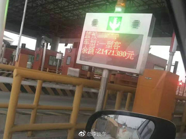 天上下着小雨,这宝马敞篷车真个性,披着块破塑料纸就上路了