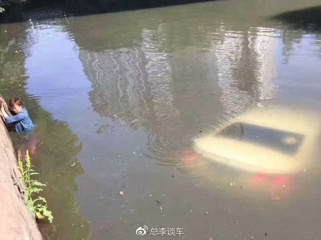 天上下着小雨,这宝马敞篷车真个性,披着块破塑料纸就上路了