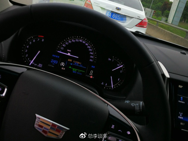 天上下着小雨,这宝马敞篷车真个性,披着块破塑料纸就上路了