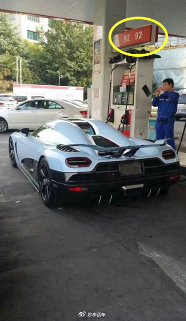 天上下着小雨,这宝马敞篷车真个性,披着块破塑料纸就上路了