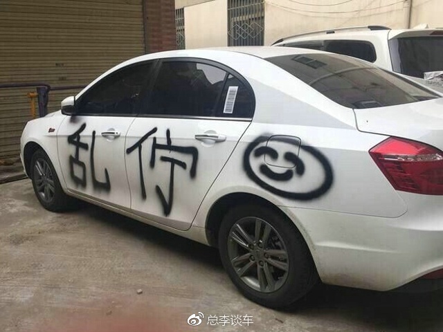 天上下着小雨,这宝马敞篷车真个性,披着块破塑料纸就上路了