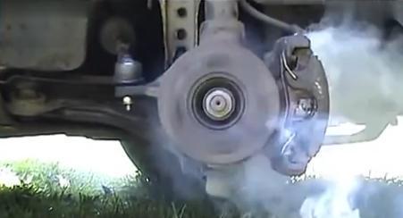 同时踩下刹车和油门 竟然出现了这一幕