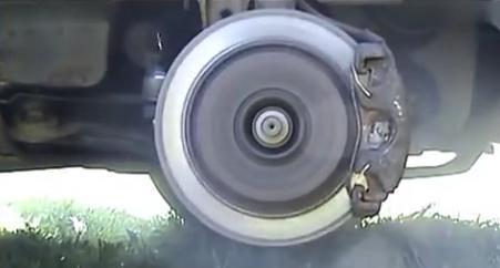 同时踩下刹车和油门 竟然出现了这一幕