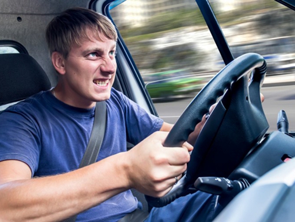 ▲开车急躁,费心又费油,还是省省吧