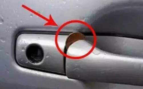 发现车上有这种“记号”要长点心!尽快驾车离开!