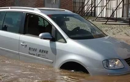 雨天车窗起雾，除了开空调，你知道其他办法吗？