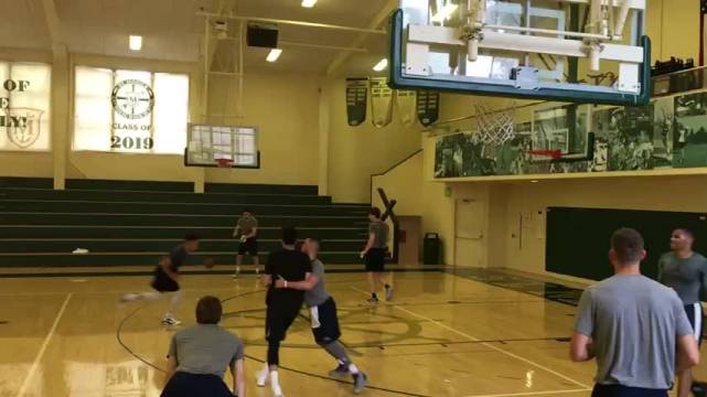 郭艾伦在威少面前单手劈扣！