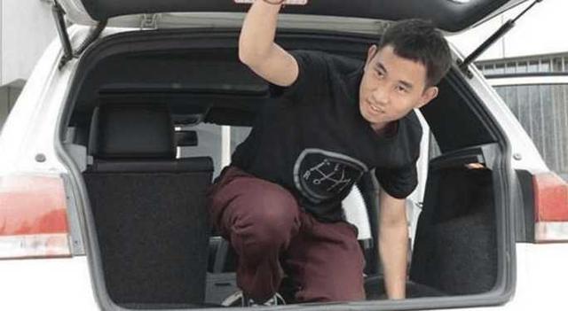 别再用手砸玻璃,汽车落水后这招分分钟出来