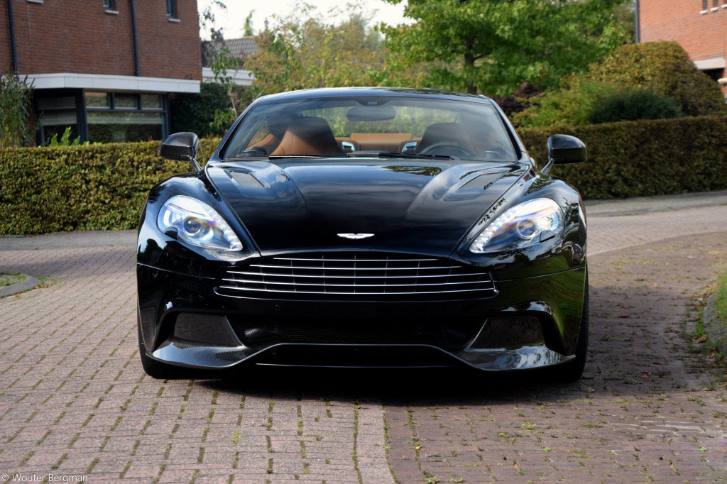 黑色阿斯顿马丁Aston Martin Vanquish