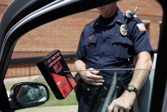 ▲美国警察手里也有测试透光性的装备