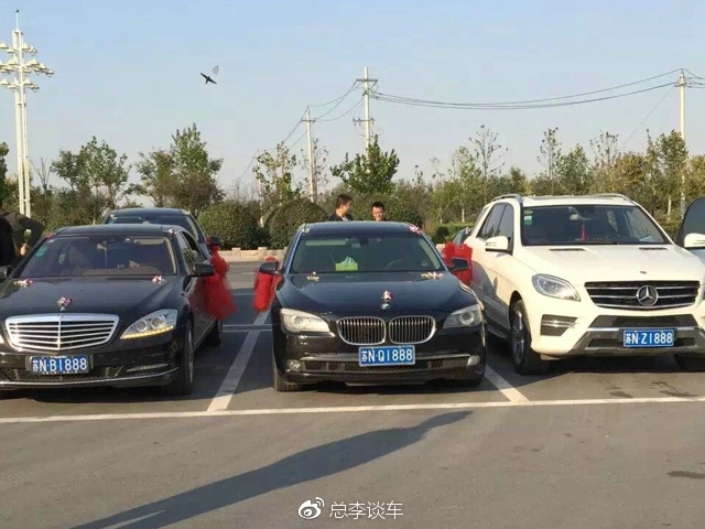 大叔4万多买辆面包车,到车管所选中了牛车牌,大伙纷纷拍照