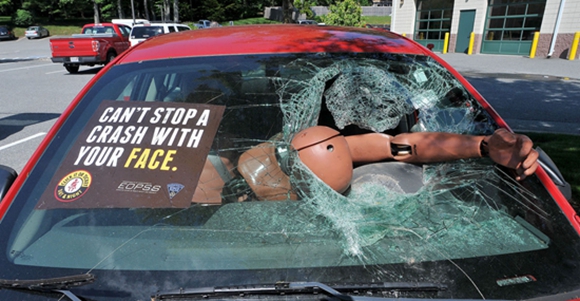 ▲在遇到碰撞时,夹层玻璃的碎片粘连在一起,不会四处飞溅