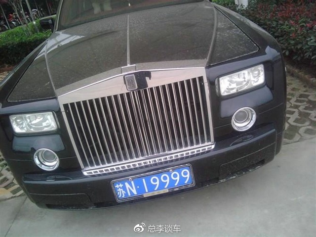 大叔4万多买辆面包车,到车管所选中了牛车牌,大伙纷纷拍照