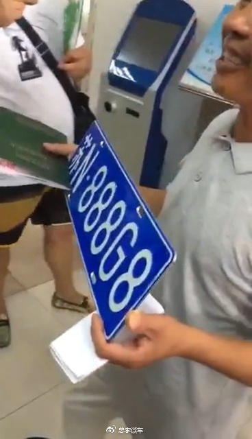 大叔4万多买辆面包车,到车管所选中了牛车牌,大伙纷纷拍照