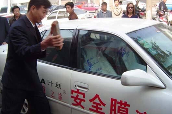 ▲不容易砸破的车窗,是否就意味着安全?